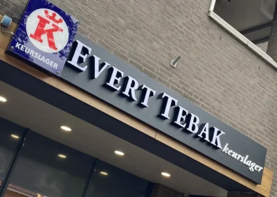 Led gevelbelettering Evert Tebak